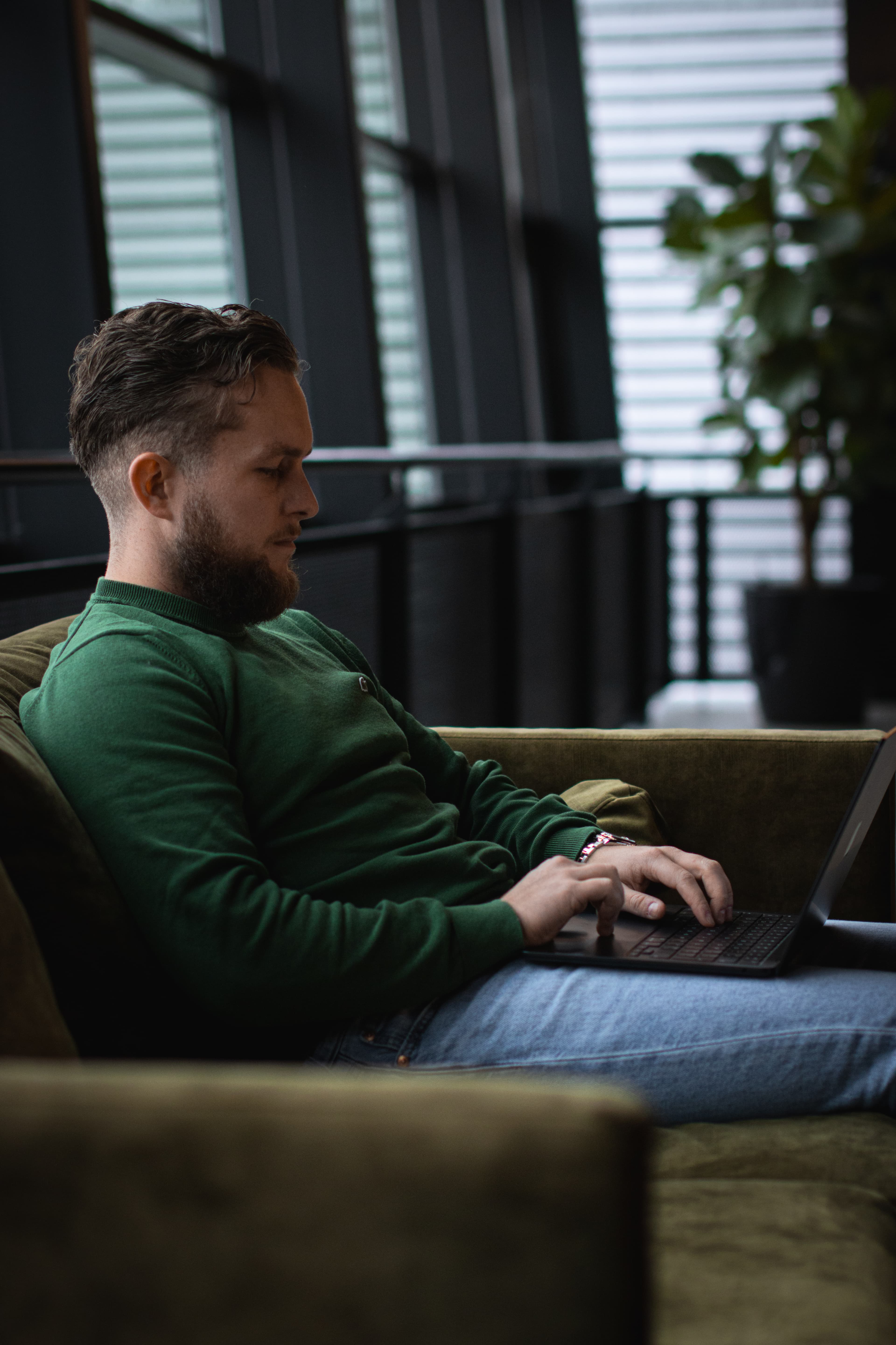 Hacker ético de Tozetta probando una app móvil