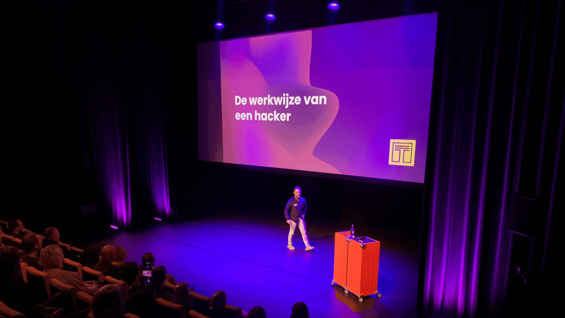 Ian van der Wurff presenteert 'De werkwijze van een hacker' aan een volle zaal